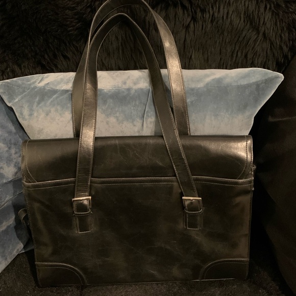 Computer carrying tote for laptop with push button buckle closure and side slot. - Picture 2 of 4